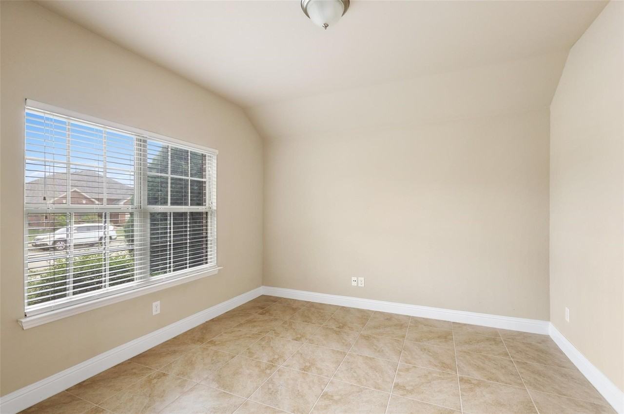 808 Kinghaven Dr - Photo 3 of 23
