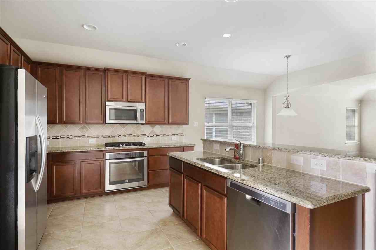 808 Kinghaven Dr - Photo 4 of 23