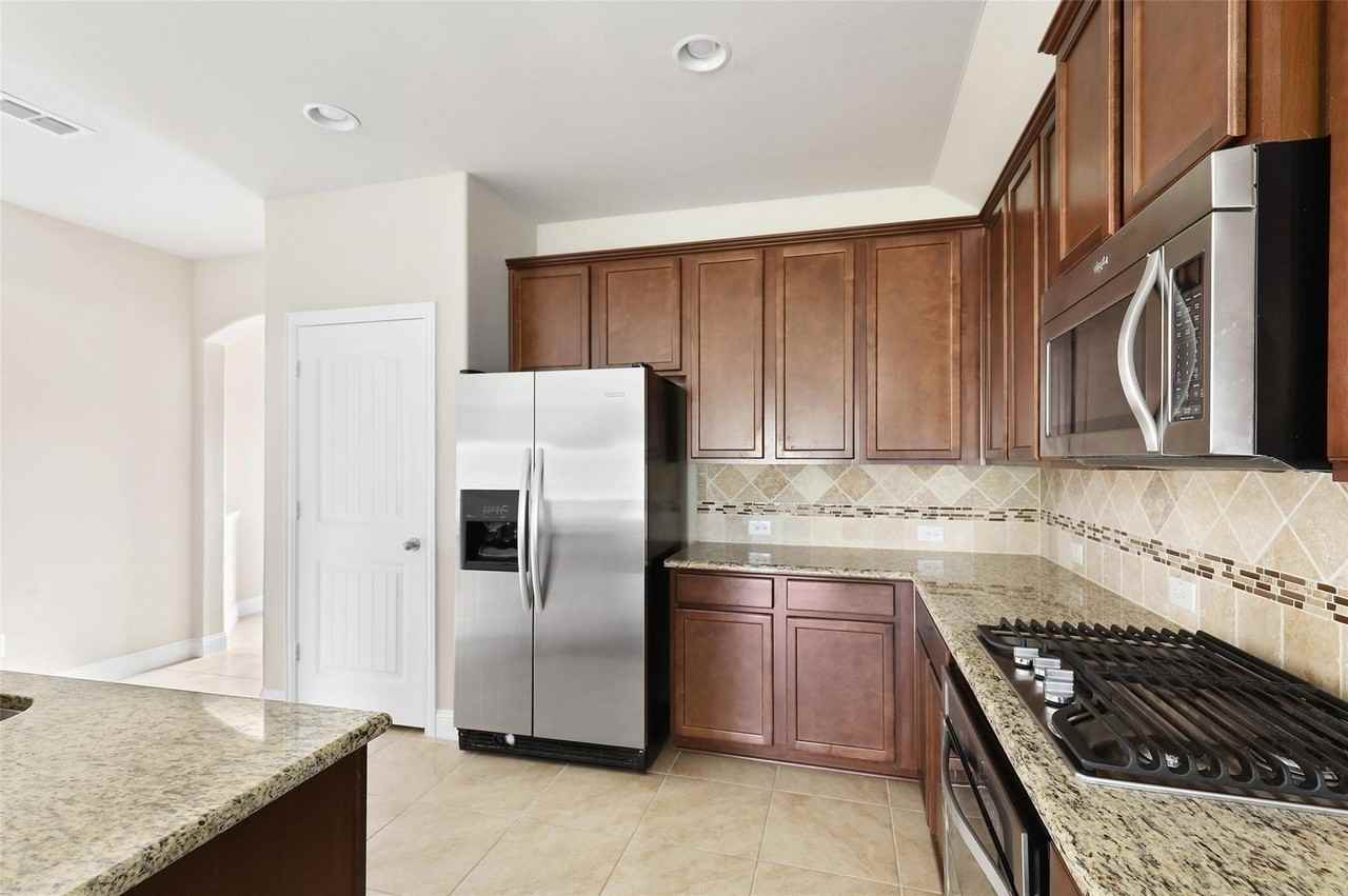 808 Kinghaven Dr - Photo 5 of 23