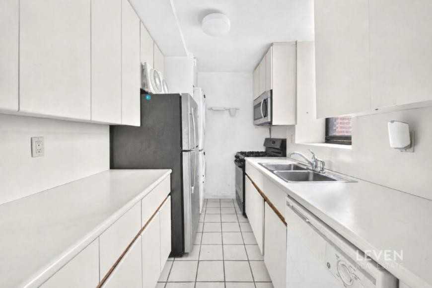 317 W 95th St - Photo 3 of 8