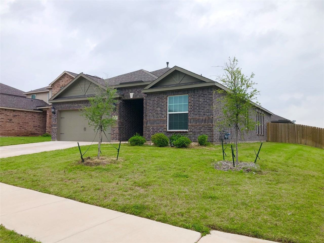 604 Harbor Oaks Dr - Photo 2 of 33