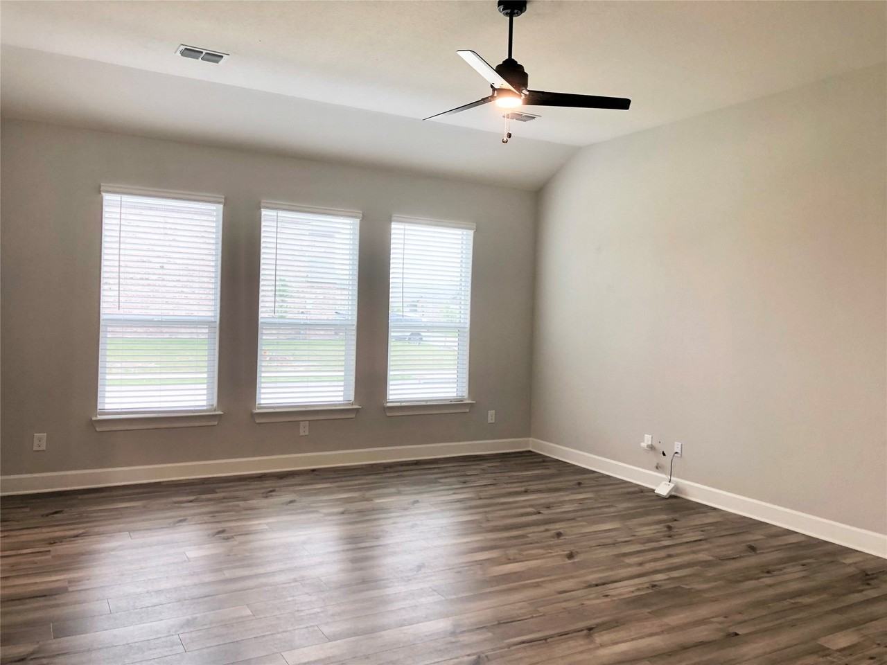 604 Harbor Oaks Dr - Photo 3 of 33
