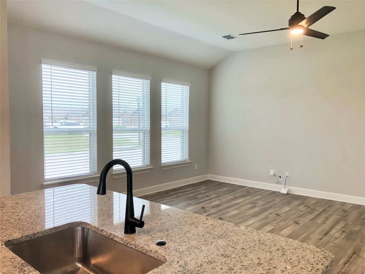 604 Harbor Oaks Dr - Photo 5 of 33