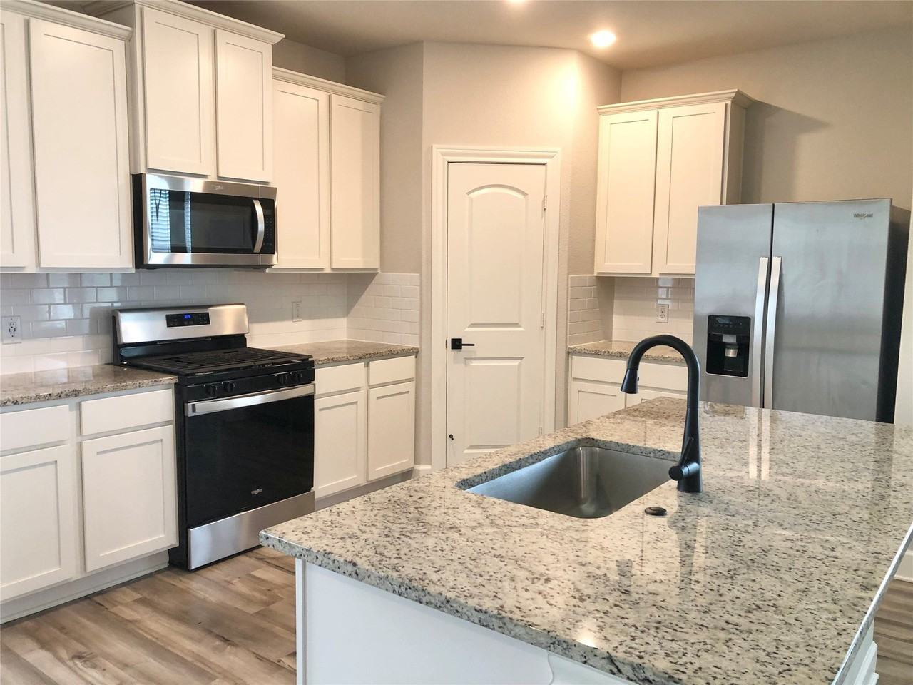 604 Harbor Oaks Dr - Photo 6 of 33