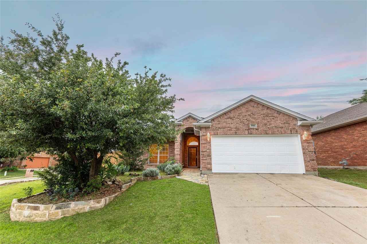 9901 Bend Ct - Photo 2 of 27