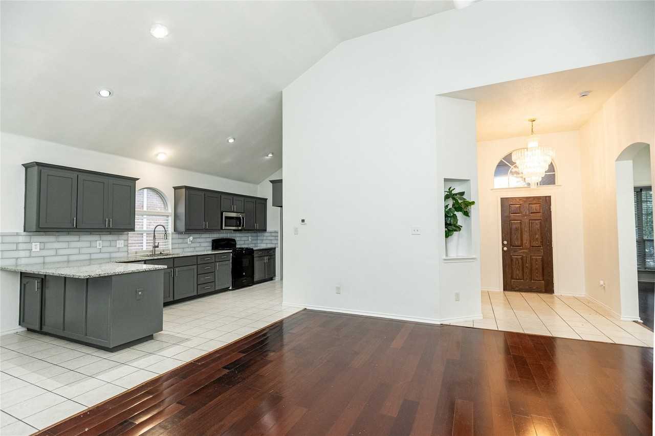 9901 Bend Ct - Photo 4 of 27