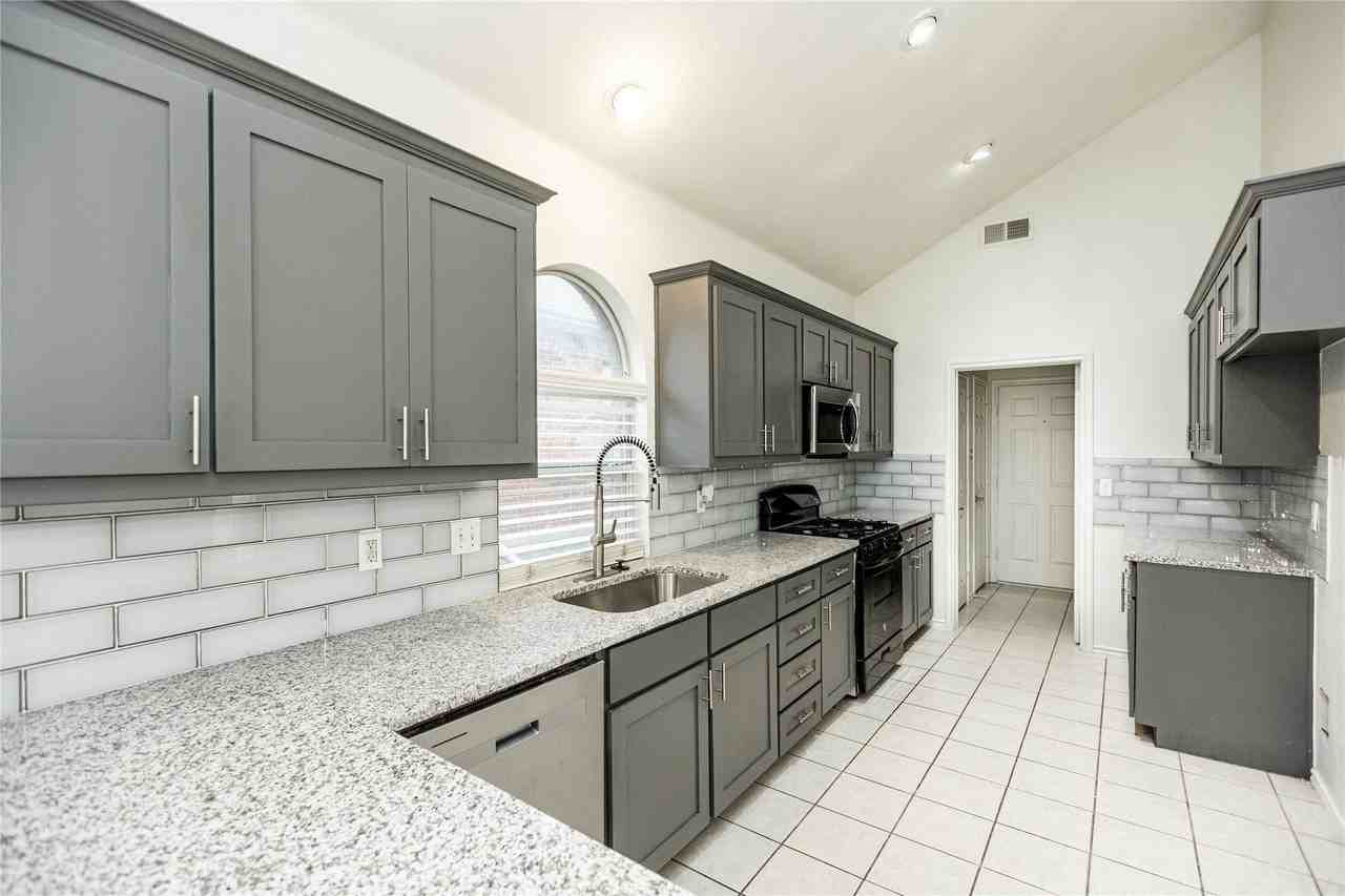 9901 Bend Ct - Photo 6 of 27