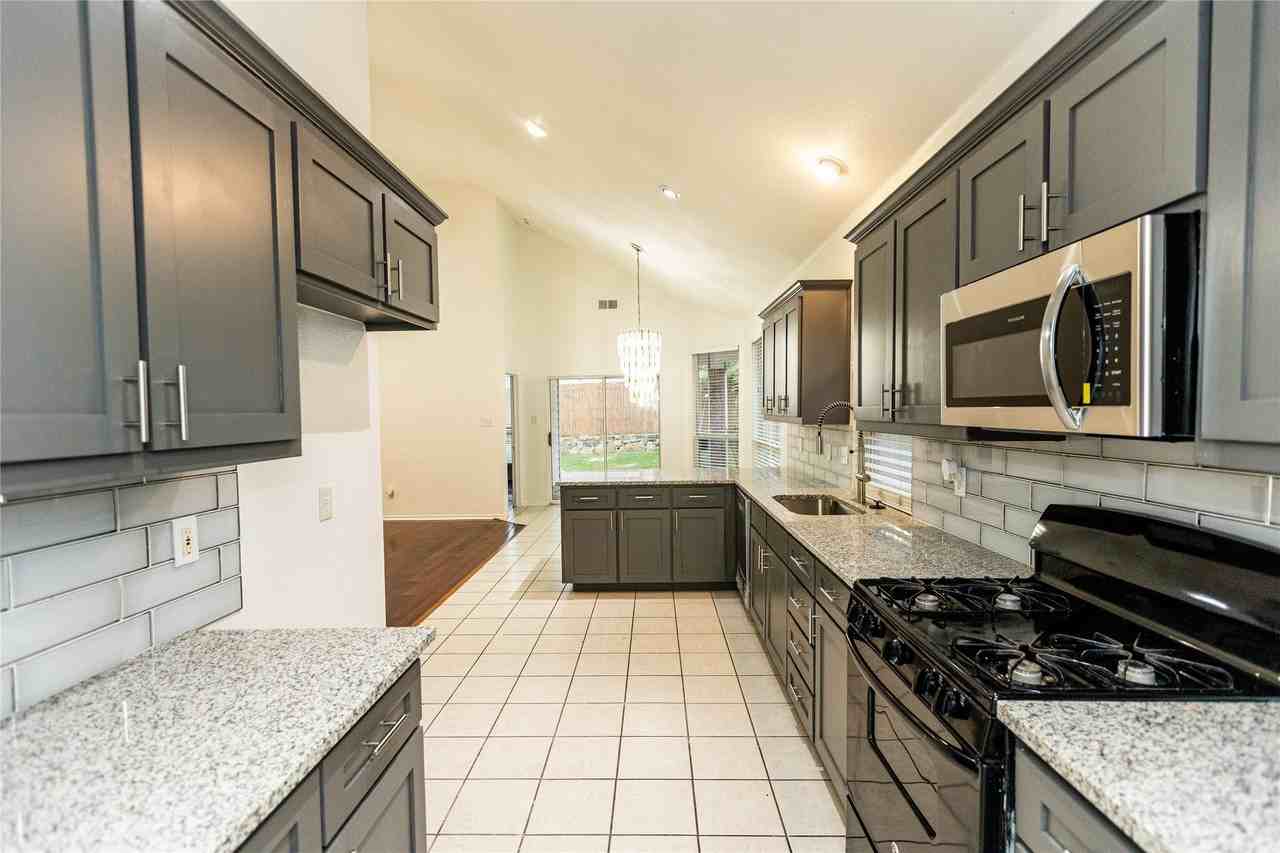 9901 Bend Ct - Photo 7 of 27