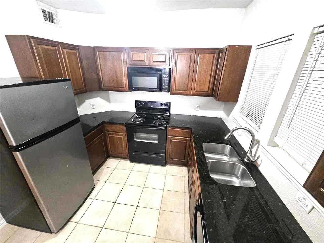 1921 W 10th St - Photo 2 of 23