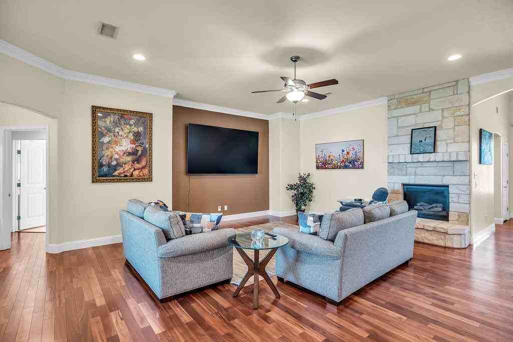 2801 Savoy Pl - Photo 7 of 44