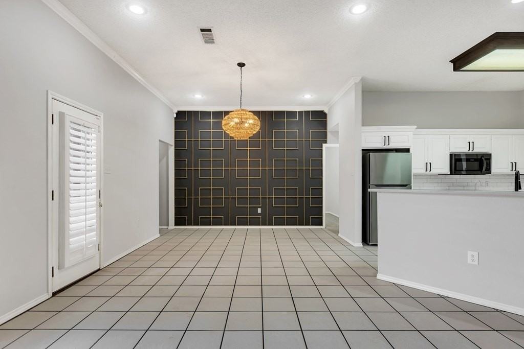 4801 Whitman Dr - Photo 3 of 30