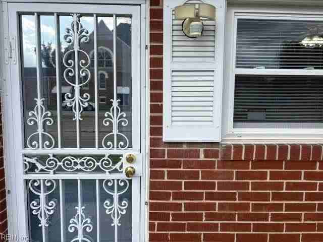 1517 Centre Ave - Photo 2 of 10
