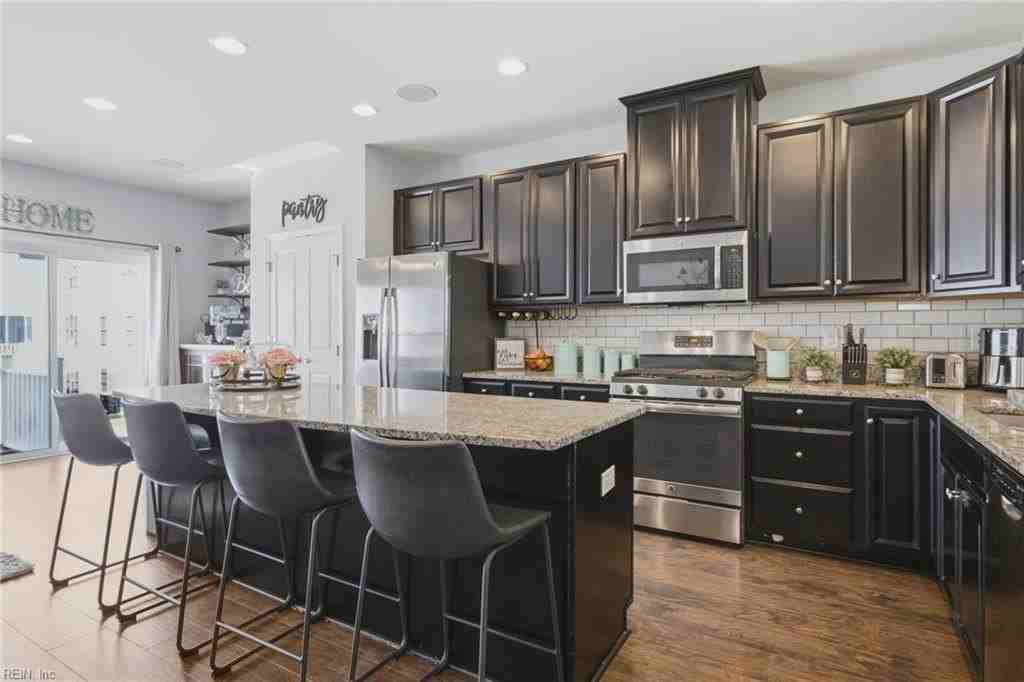 404 Spring Hill Pl - Photo 3 of 36