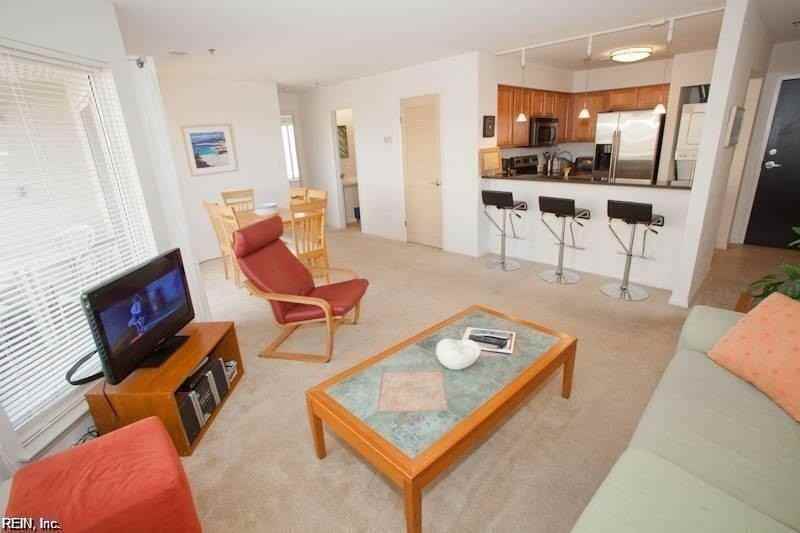 304 28th St #202 - Photo 4 of 15