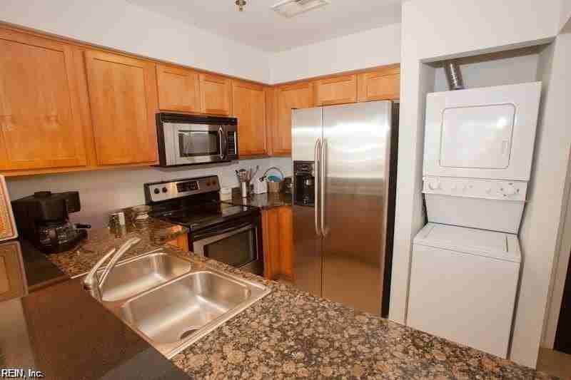 304 28th St #202 - Photo 7 of 15