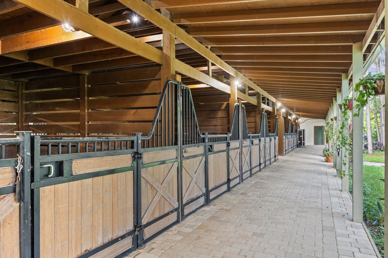 1711 Stallion Dr - Photo 2 of 28