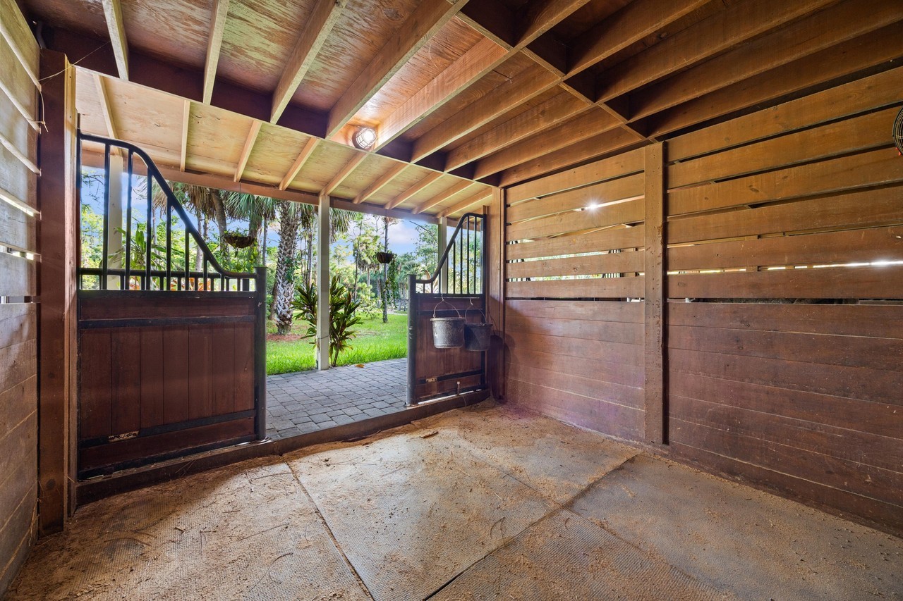1711 Stallion Dr - Photo 4 of 28