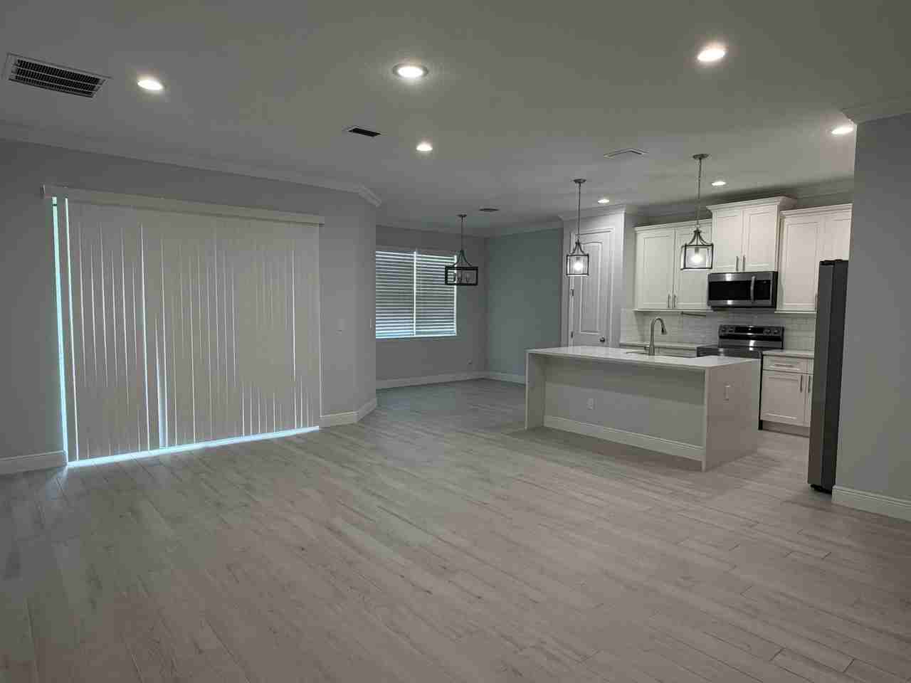 2329 Sw Alminar St - Photo 5 of 14