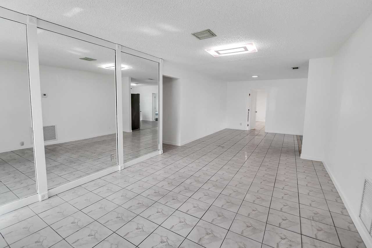 2233 Nw 3rd Ave - Photo 4 of 37