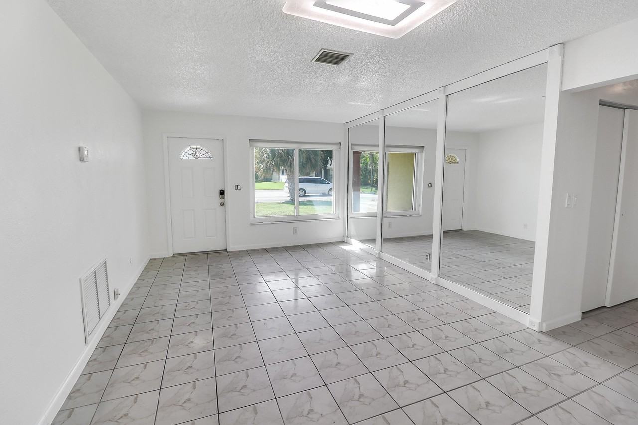 2233 Nw 3rd Ave - Photo 5 of 37