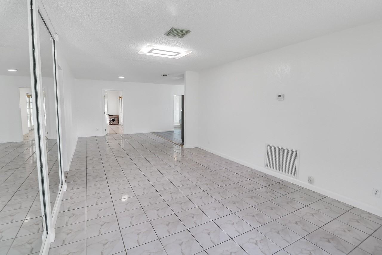2233 Nw 3rd Ave - Photo 6 of 37
