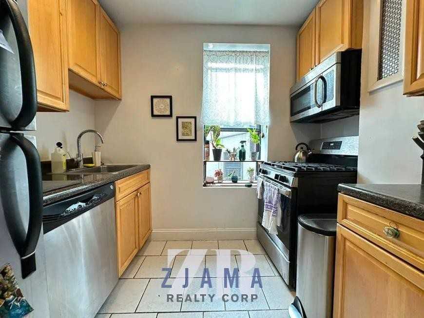 699 Ocean Ave - Photo 3 of 7