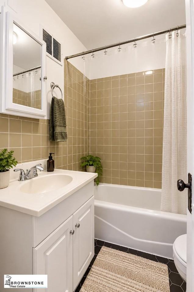 226 Court St - Photo 5 of 5