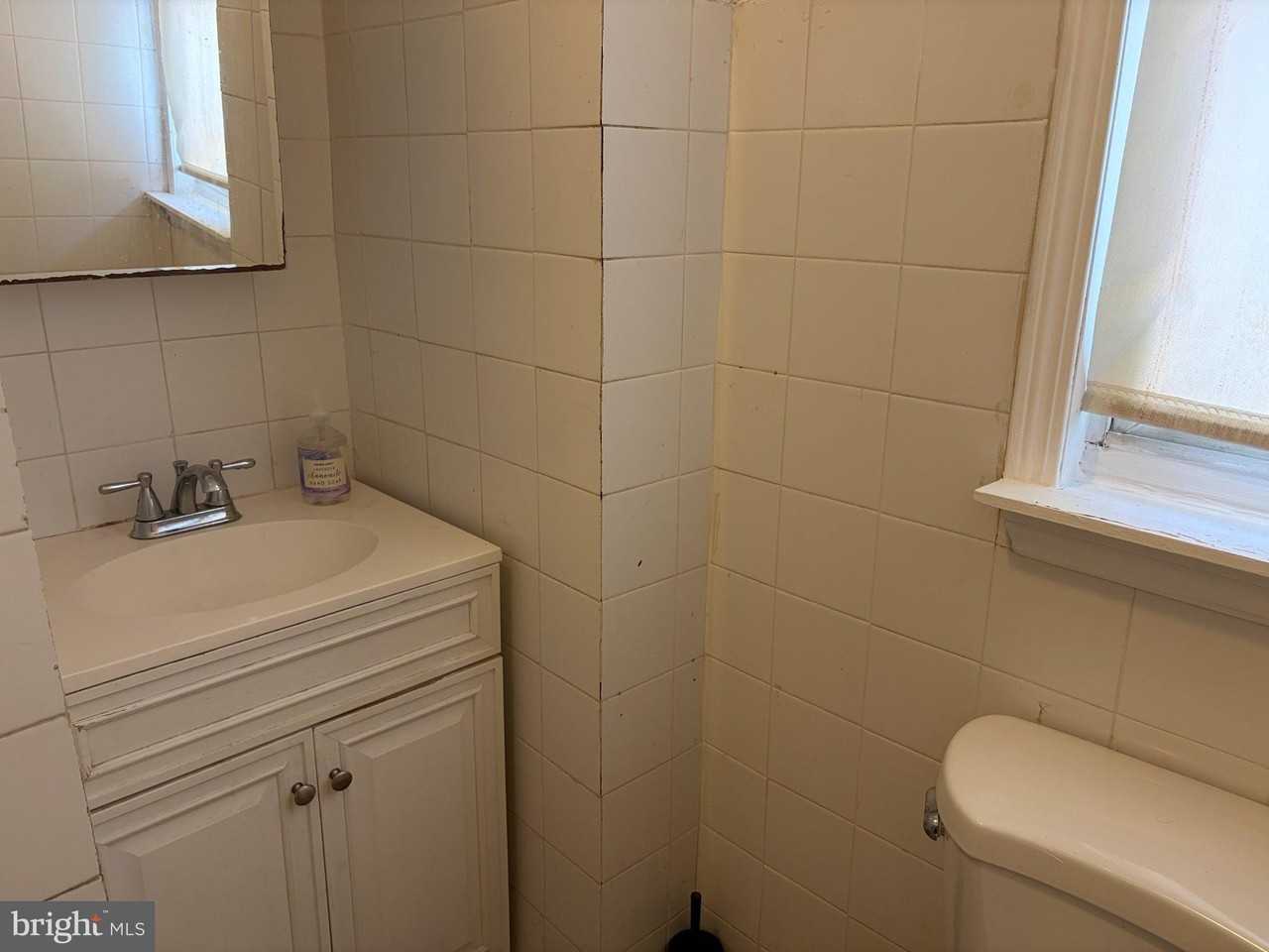 7058 Saybrook Ave - Photo 4 of 21