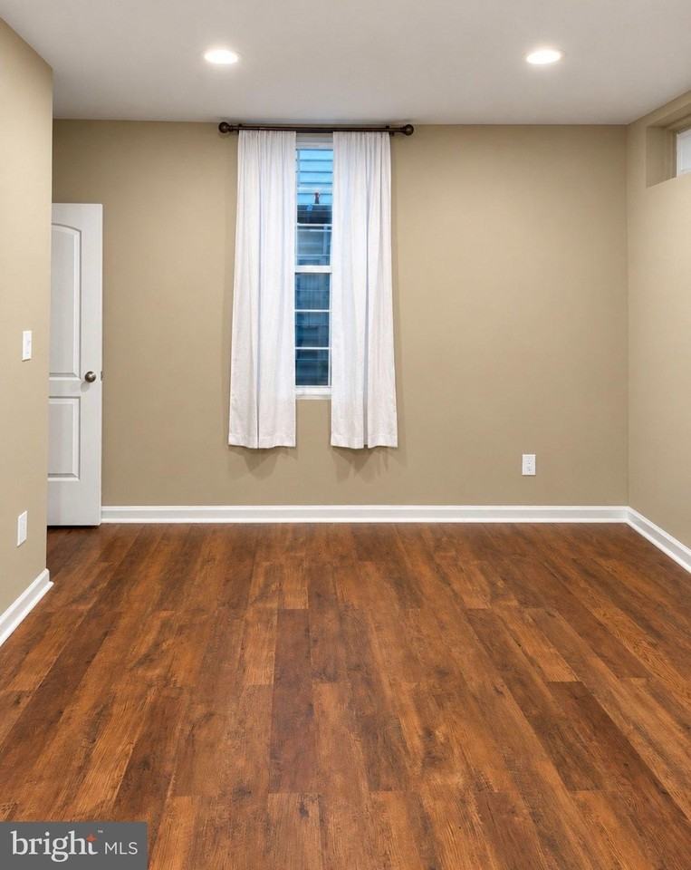 25209 Eisenhower Dr - Photo 3 of 12