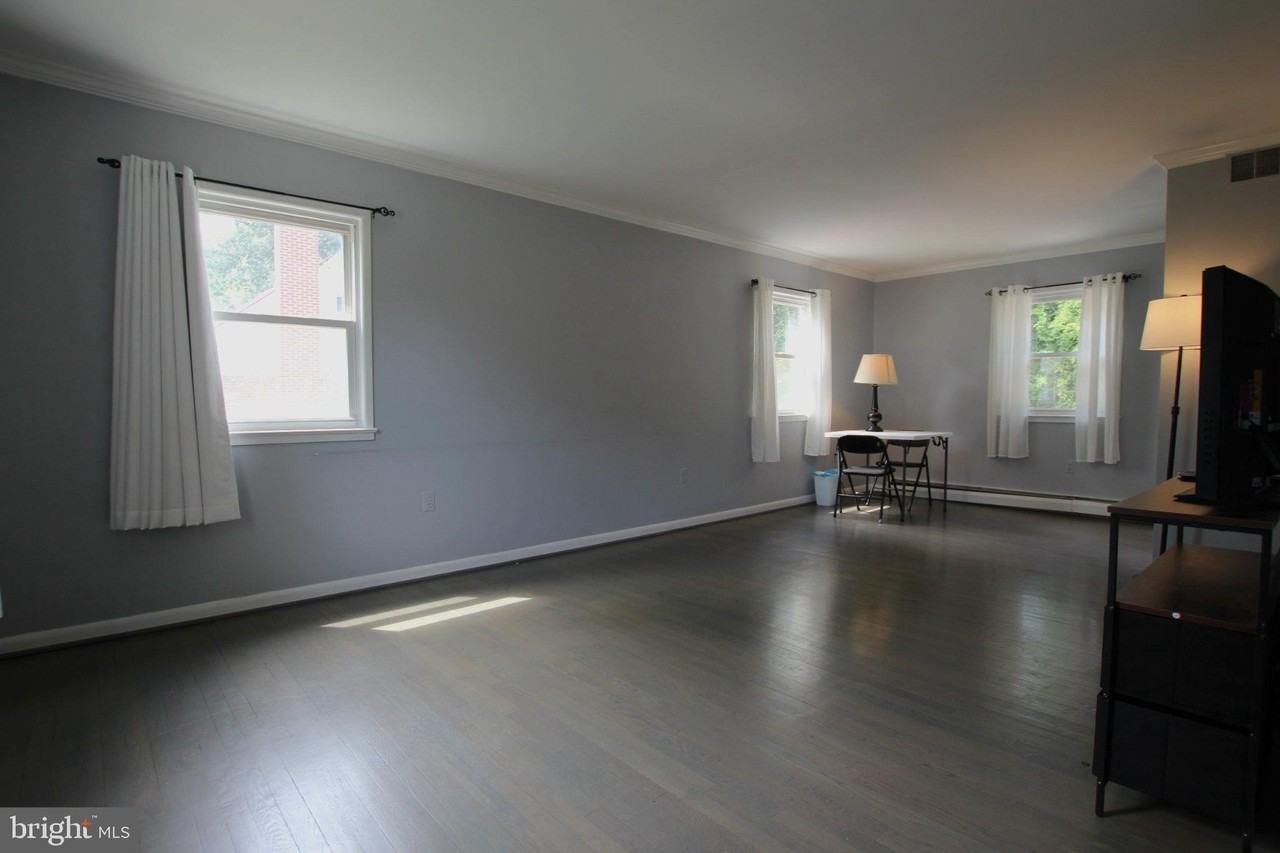 14702 Anderson St - Photo 4 of 30