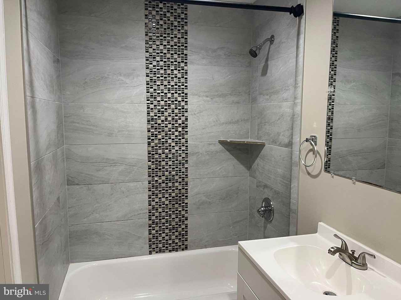 14684 Cloverdale Rd - Photo 3 of 7