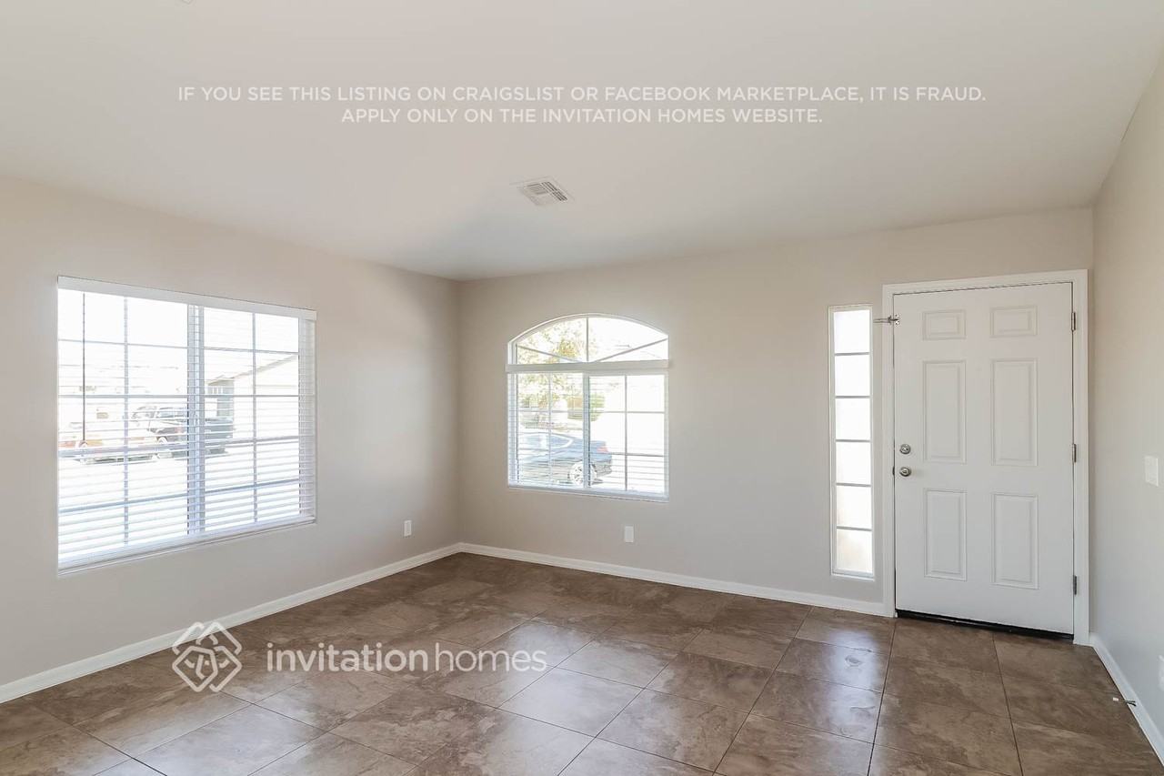 5726 S 27th Dr - Photo 2 of 15