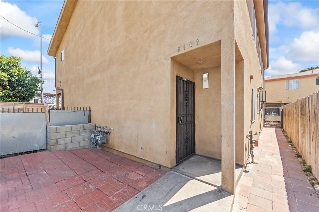 6102 S San Pedro St