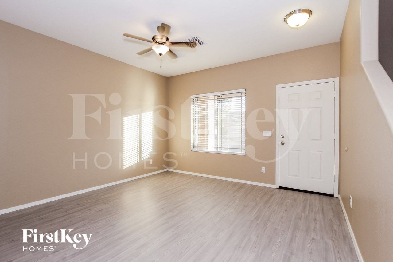 17750 W Maui Ln - Photo 2 of 15