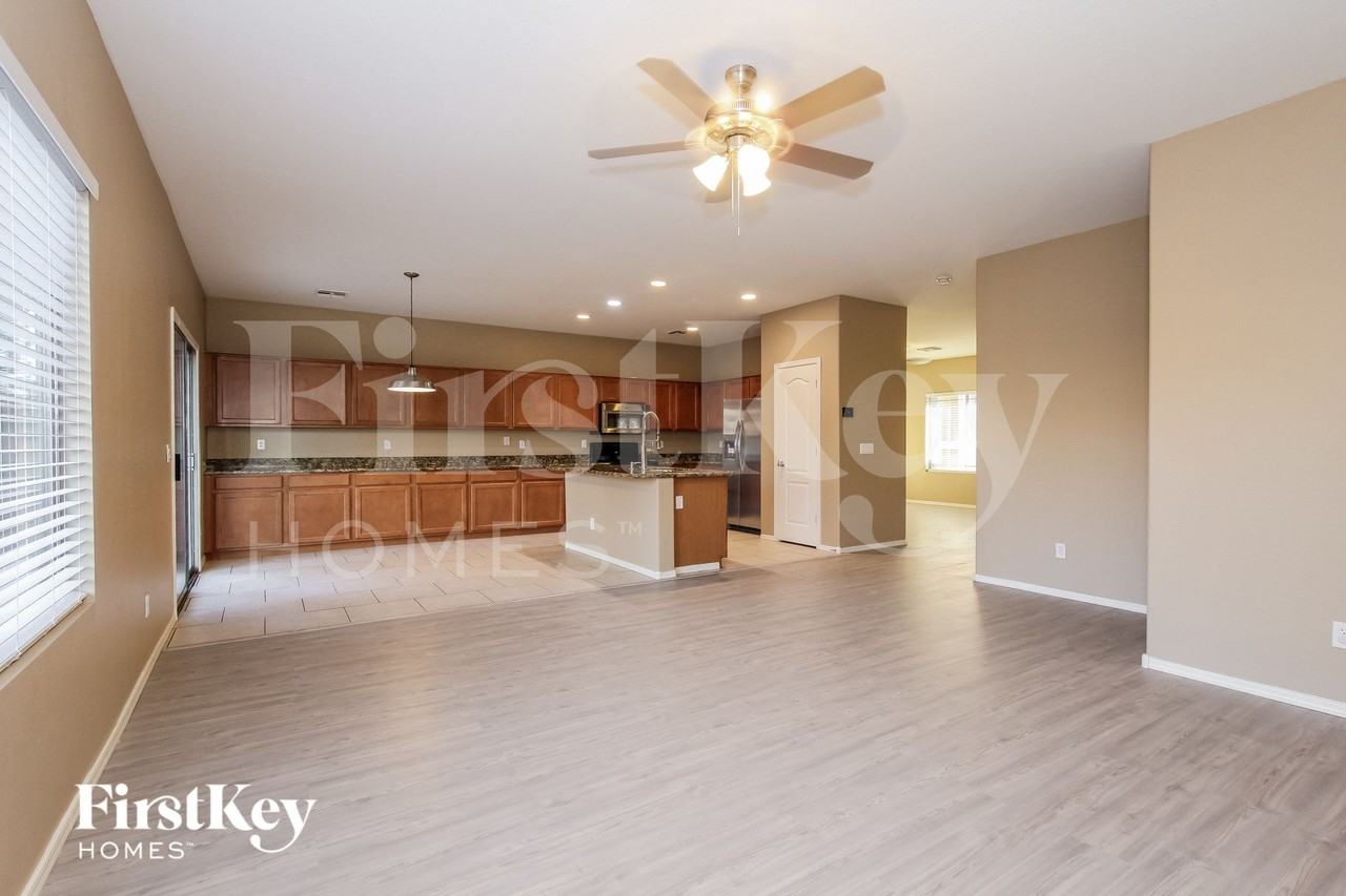 17750 W Maui Ln - Photo 4 of 15