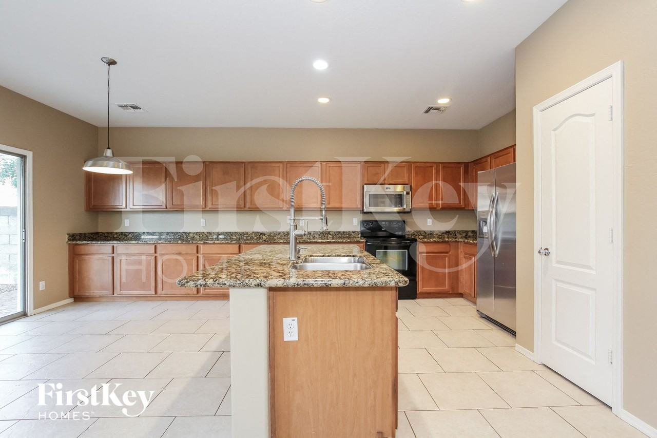17750 W Maui Ln - Photo 6 of 15