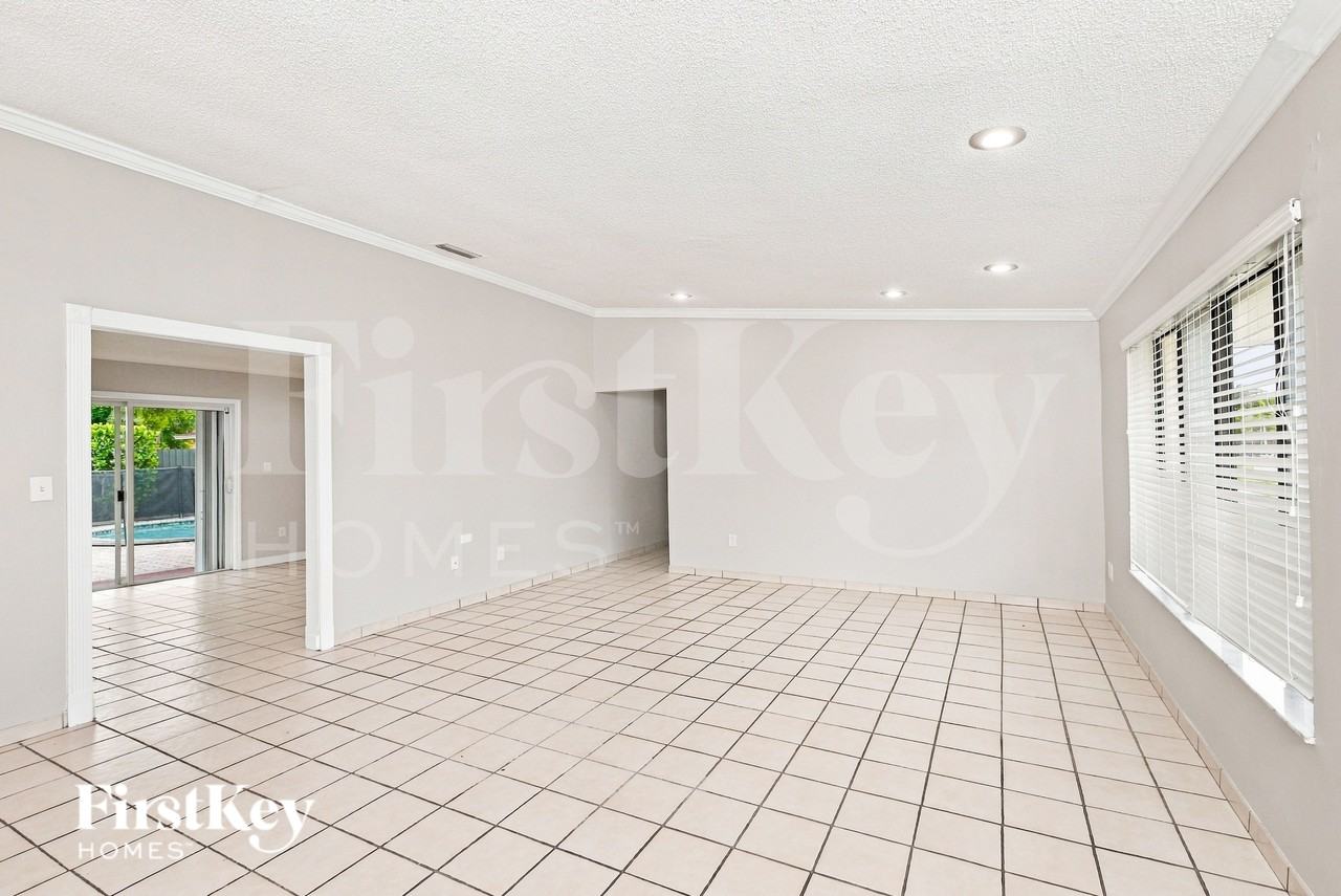 6671 Nwstreet - Photo 2 of 17