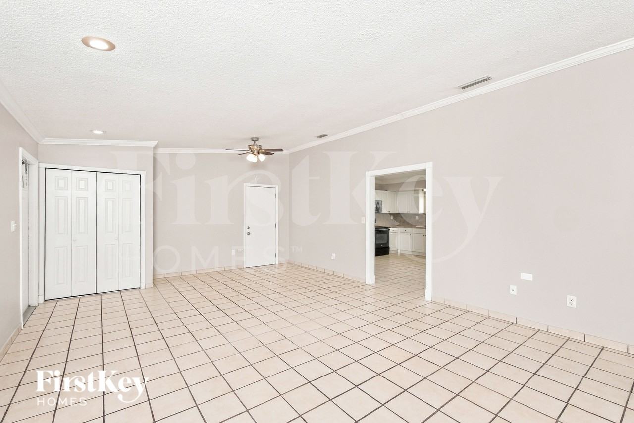 6671 Nwstreet - Photo 3 of 17