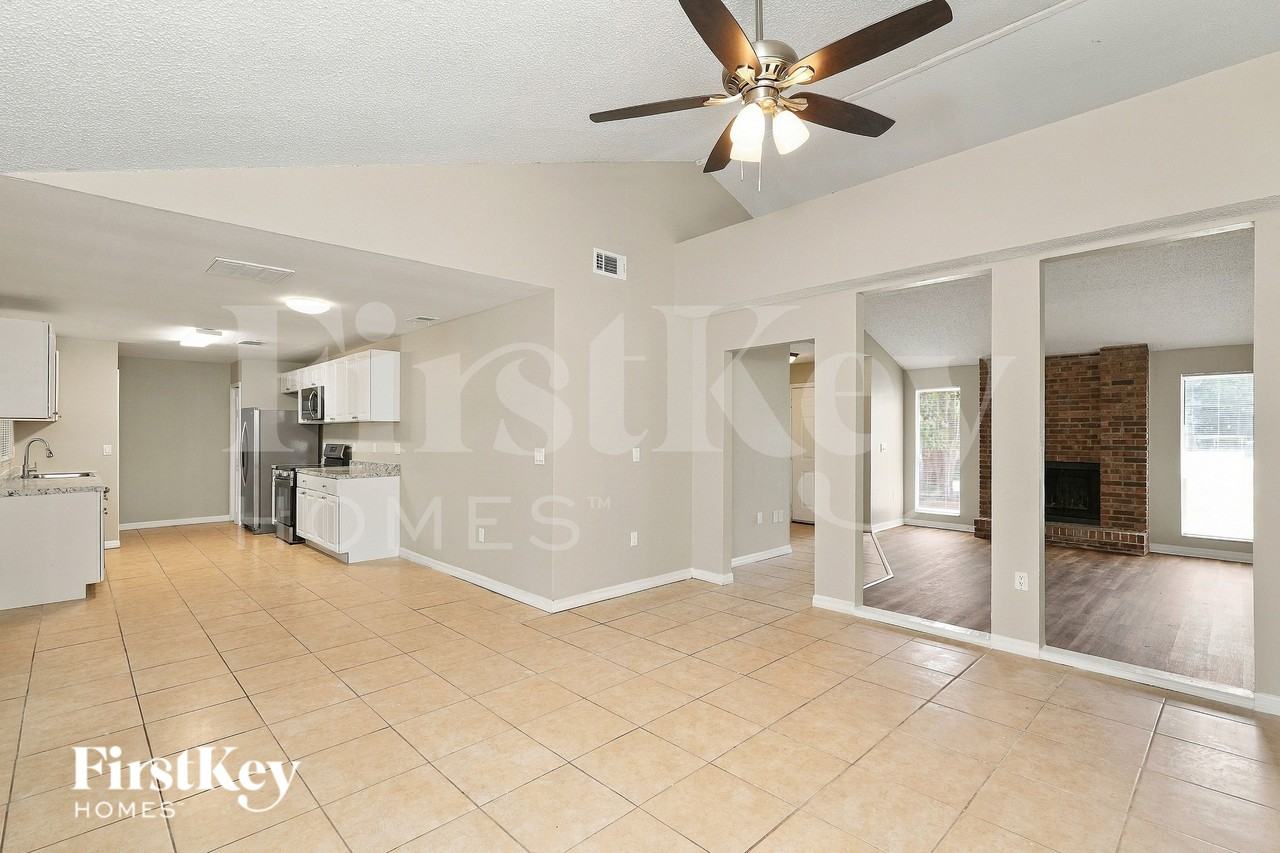428 Corona Del Mar St - Photo 5 of 16