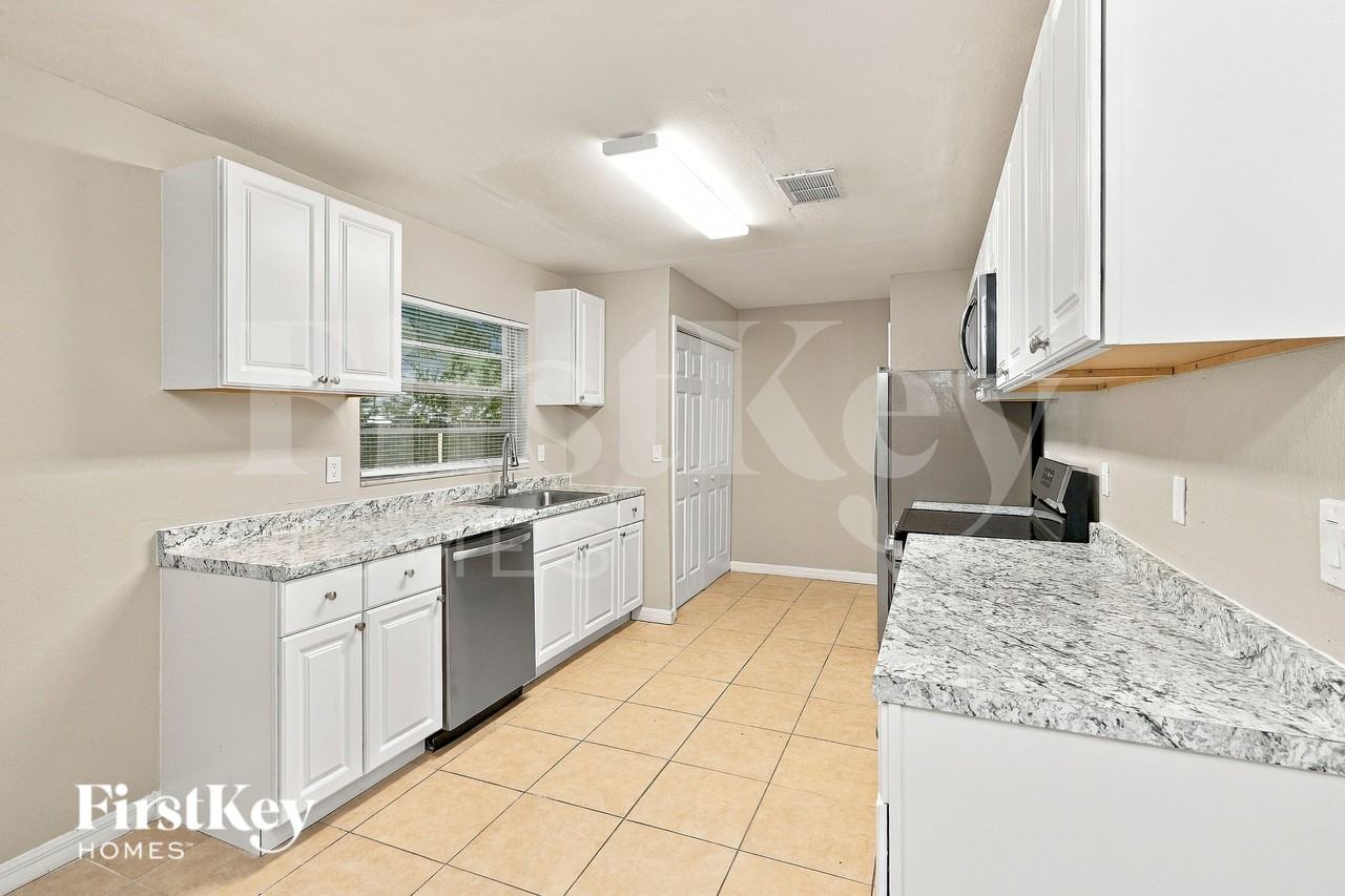428 Corona Del Mar St - Photo 6 of 16