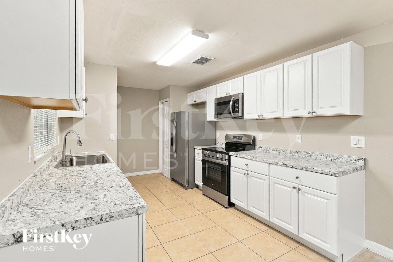 428 Corona Del Mar St - Photo 7 of 16