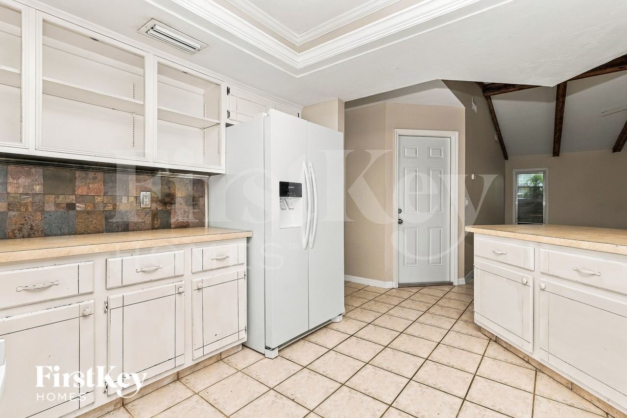 2437 Dover Ave - Photo 4 of 17