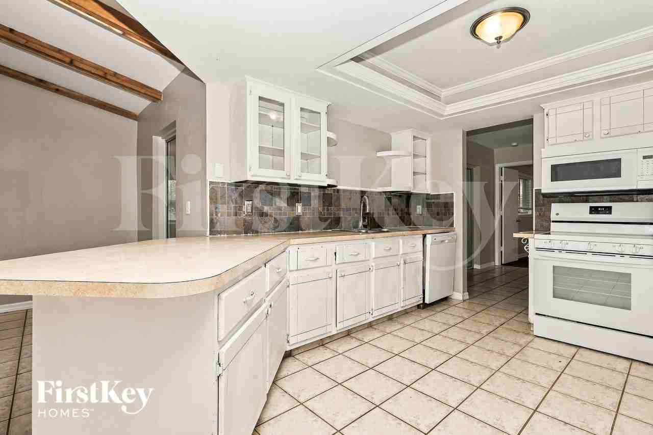2437 Dover Ave - Photo 5 of 17