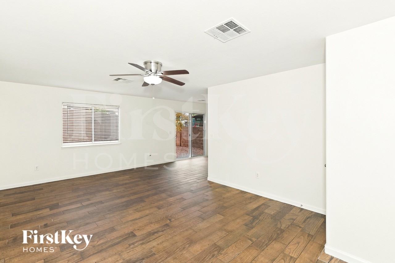 2045 Houdini St - Photo 3 of 16