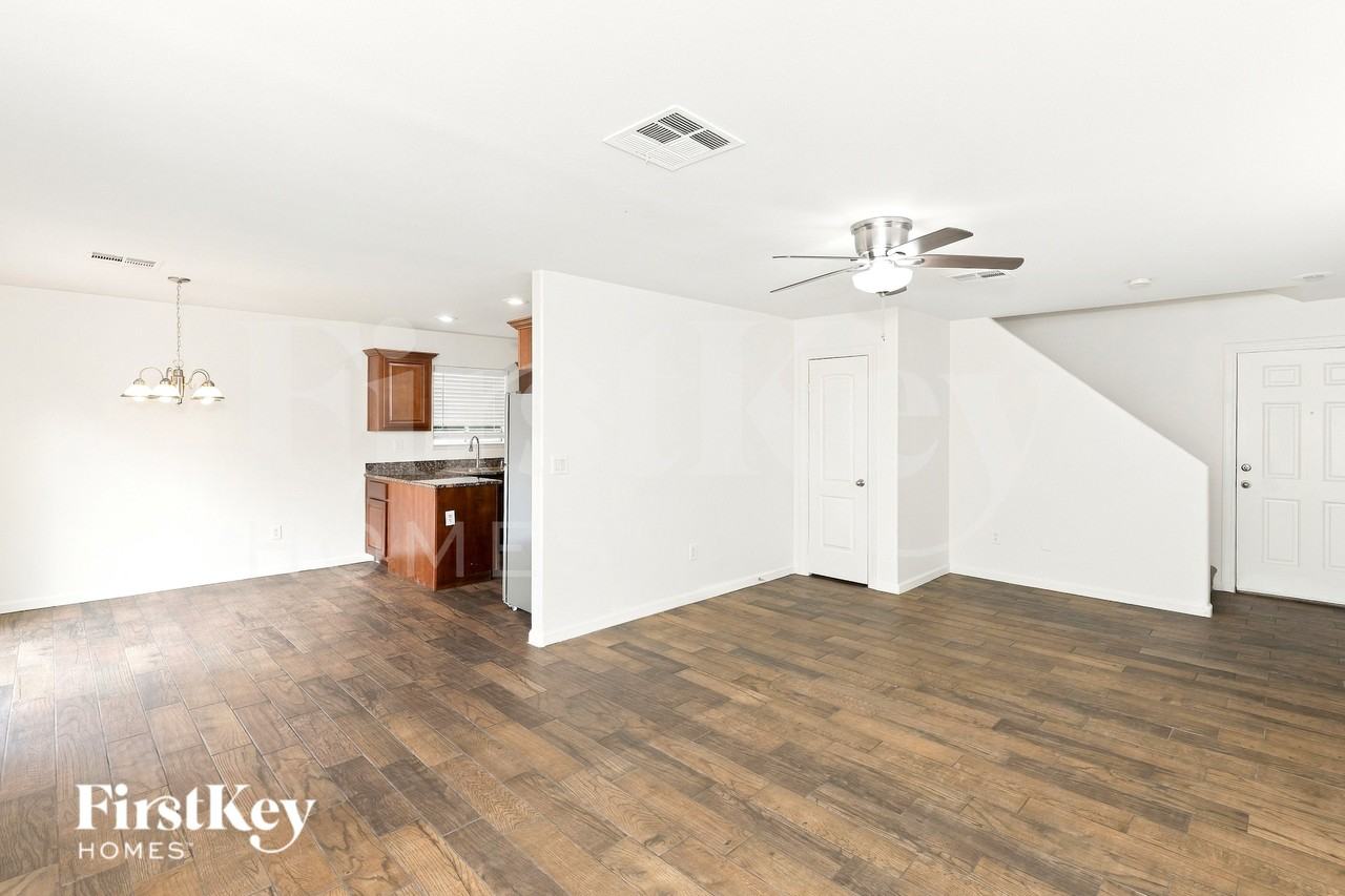 2045 Houdini St - Photo 4 of 16