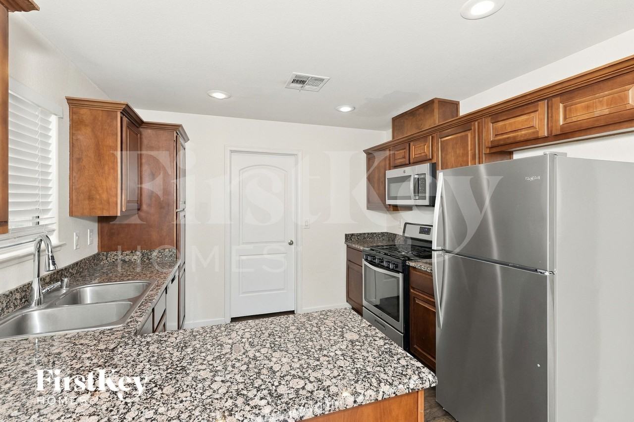 2045 Houdini St - Photo 5 of 16