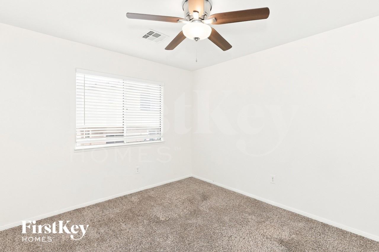 2045 Houdini St - Photo 7 of 16