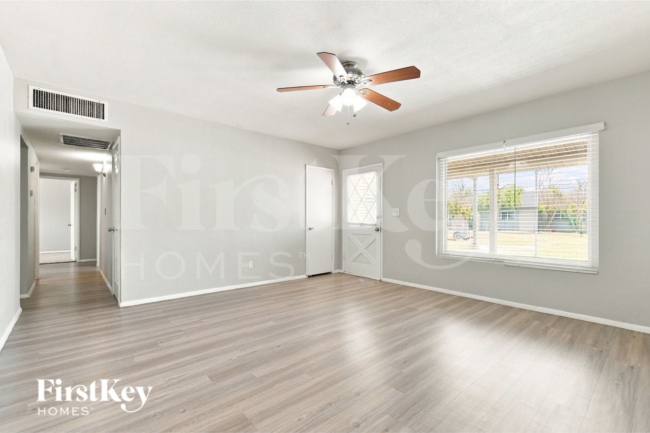 1439 W 7th St - Photo 3 of 16