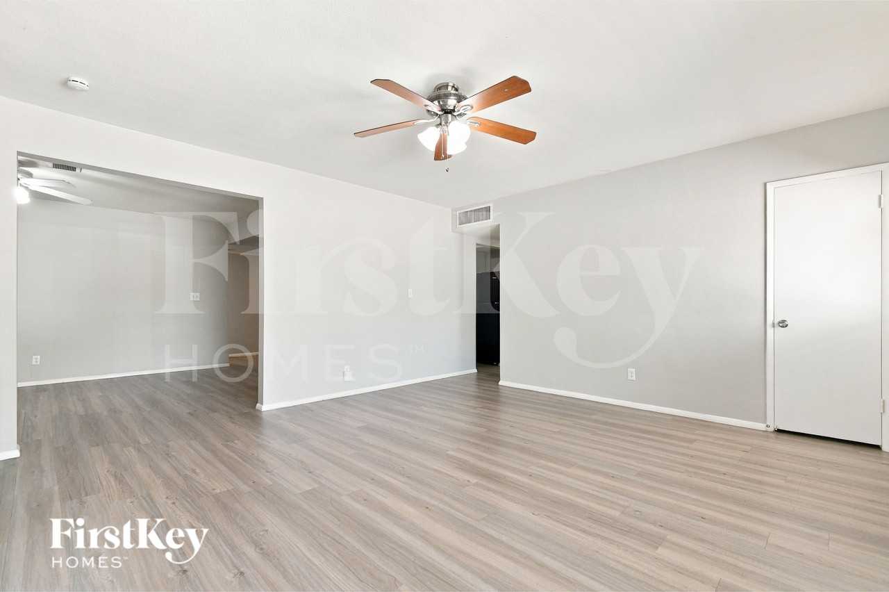 1439 W 7th St - Photo 5 of 16