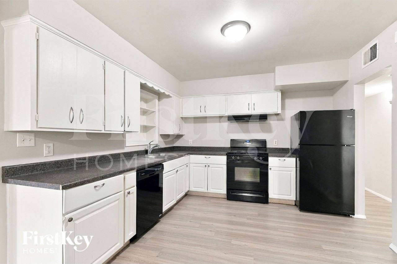1439 W 7th St - Photo 6 of 16